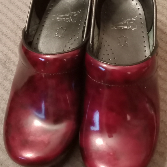 Dansko red nursing clogs - Picture 2 of 7
